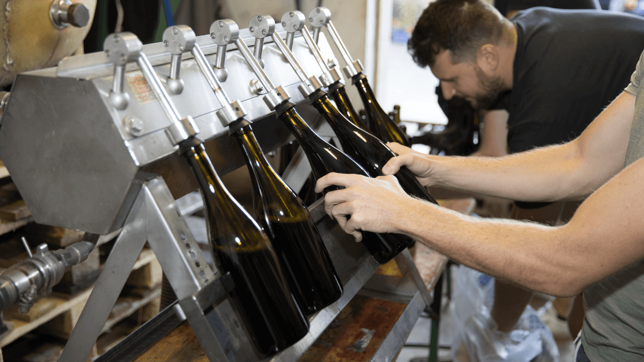 Bottle filling per hand